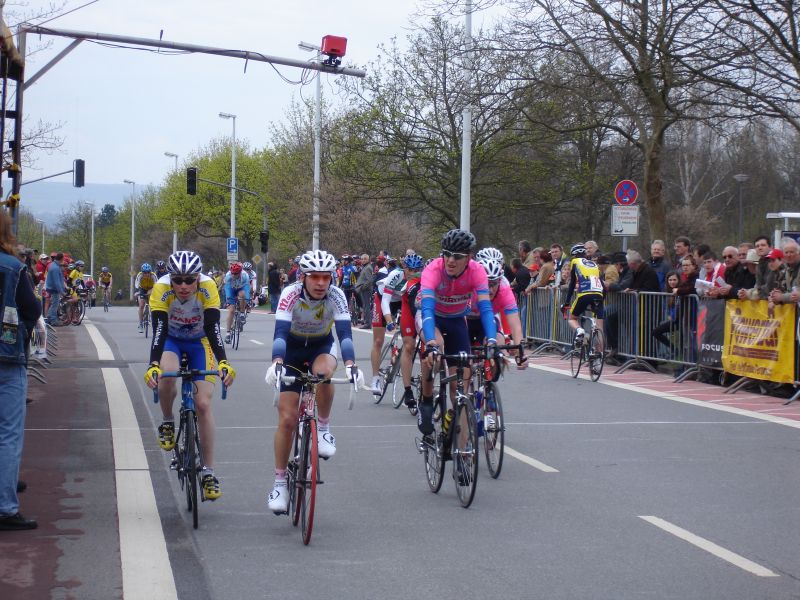 gal/Saison_2006/Course_Junior_Sarrelouis_2006/Arrivee peloton.JPG